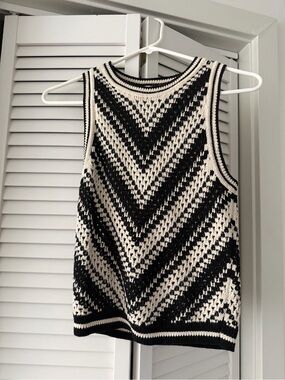 GAP Black and Cream Chevron Knit Tank Sweater